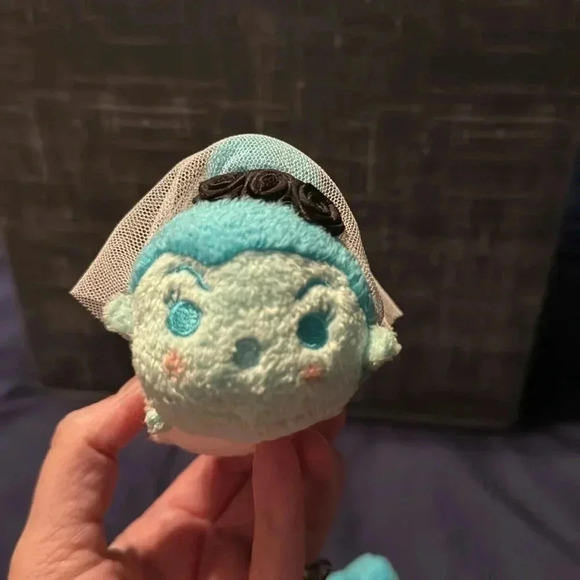 EXCLUSIVE DISNEY PARKS HAUNTED MANSION MINI TSUM TSUMS: The Bride & Ghost Ezra - Picture 4 of 5